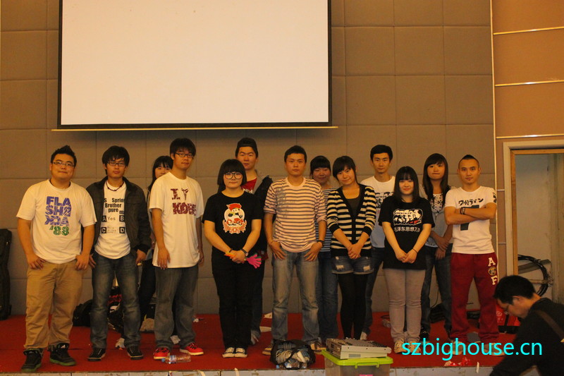 ���ݴ����ֶ��Ϸ�ɽ��ְԺУ԰Ѳ��